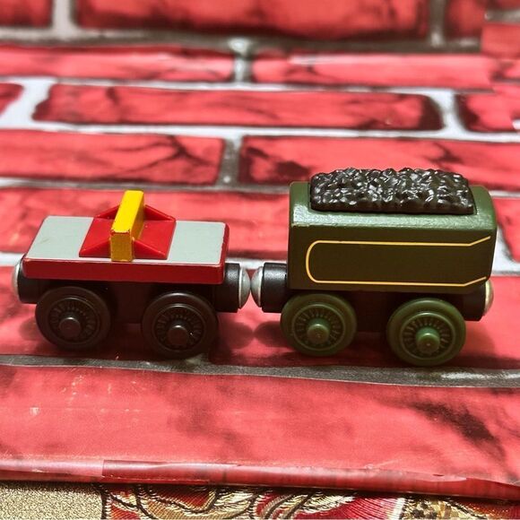 Thomas & Friends magnetic Trains ROCKY’S BACK & STREAMLINED EMILY’S TENDER - Picture 1 of 6